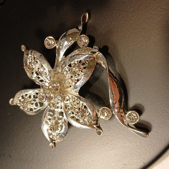 Silvertone Flower Brooch Pin Bridal Jewelry - Picture 2 of 9